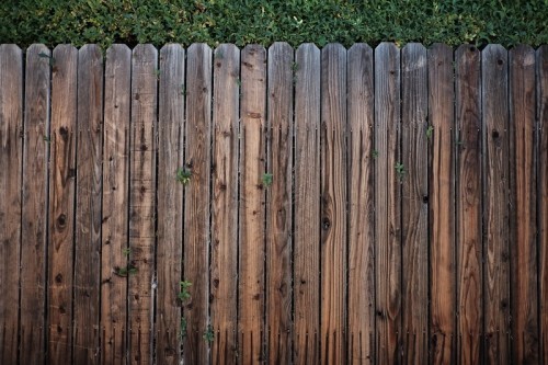 Zaun aus Holz: Die beste Wahl für Gärten
